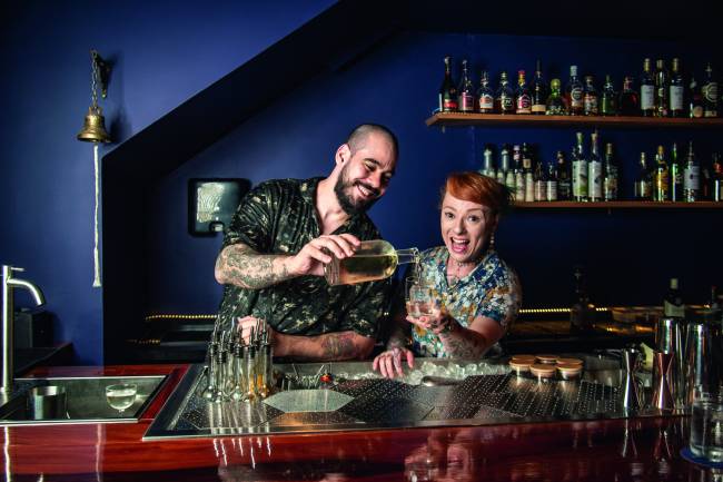 Eles dividem o balcão, os boletos e a vida