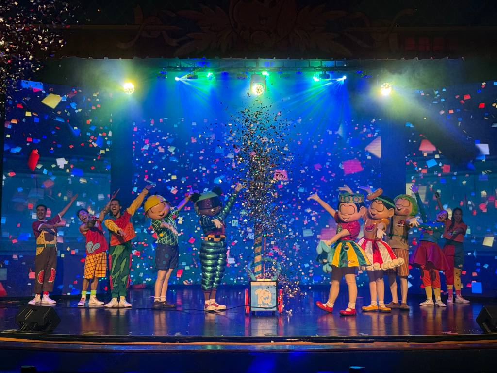 Turma da Mônica comemora no palco com A Grande Celebração