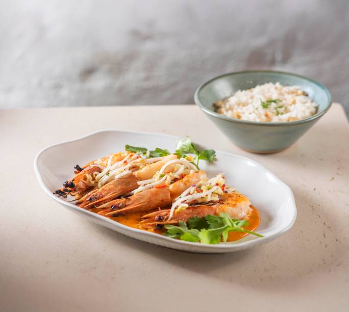 Mares de La Peruana: camarão jumbo grelhado junto de arroz com leite de coco e castanha-do-pará Mares de La Peruana: camarão jumbo grelhado junto de arroz com leite de coco e castanha-do-pará