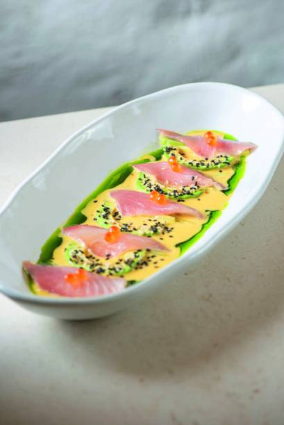 Mares de La Peruana: tiradito de peixe azul com molho de maracujá e gergelim