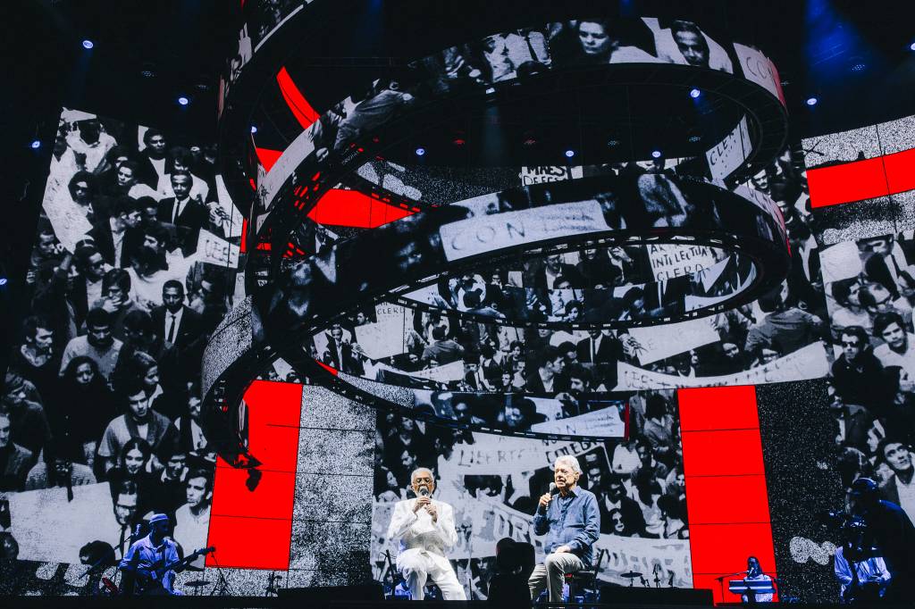 Encontro de Chico Buarque e Gillberto Gil no palco emociona público; confira depoimentos