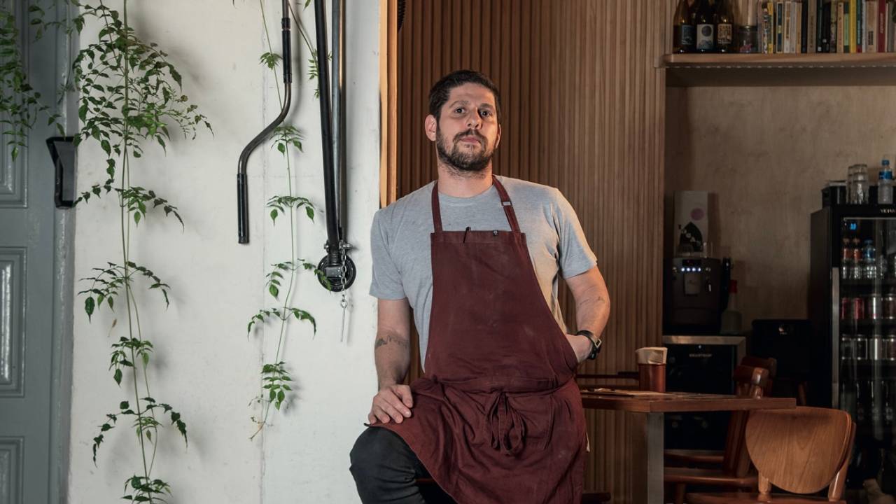 Chef em frente ao restaurante