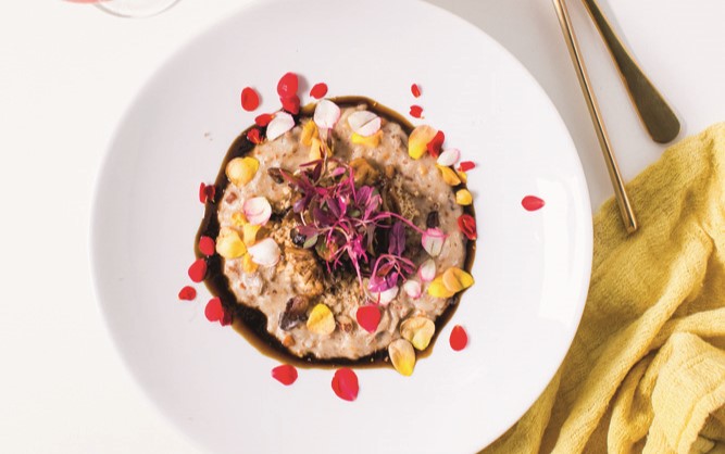 Prato branco com risoto e decorações