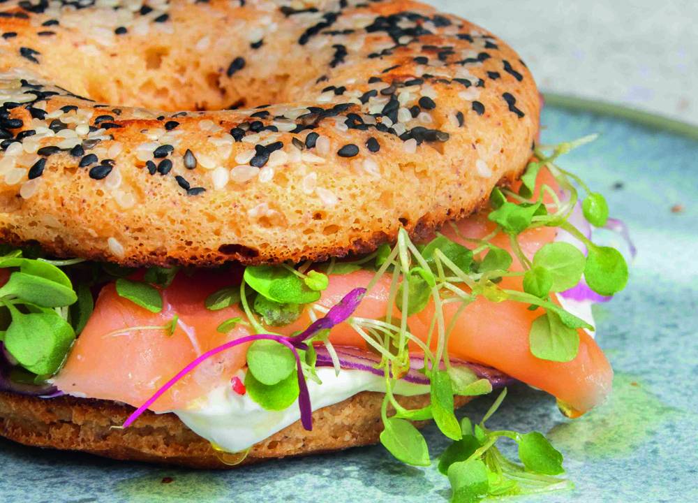 Sanduíche no bagel em prato azul