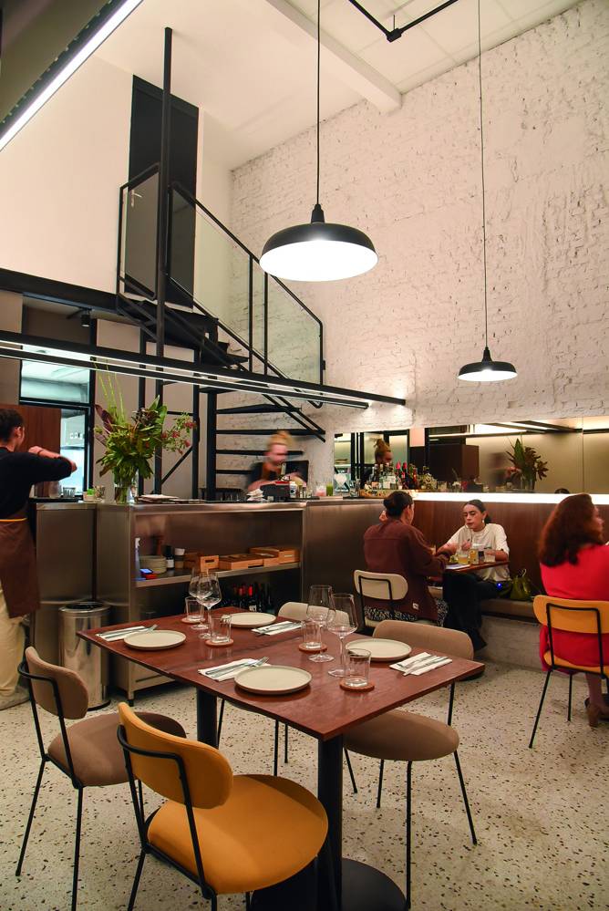 Tau Cozinha Espaço com mesas e cadeiras