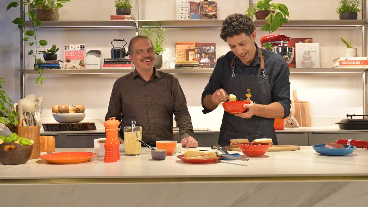 Duas pessoas na cozinha no balcão