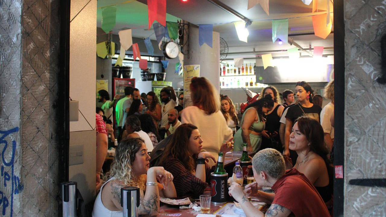 Bagaceira com bandeirolas