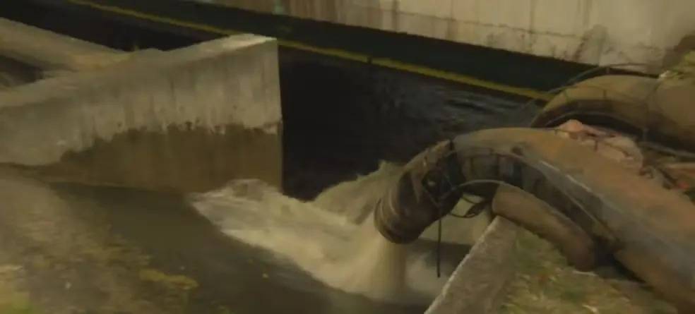 Sabesp é notificada após despejar esgoto sem tratamento no Rio Tietê