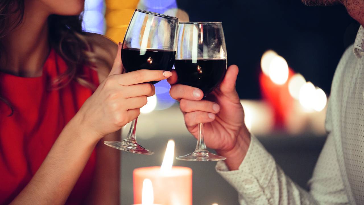 Brinde com taças de vinhos