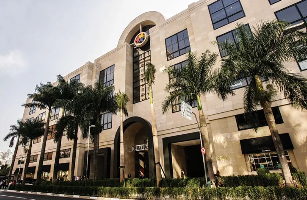 Justiça solta mulher indiciada por homofobia e a proíbe de frequentar Iguatemi