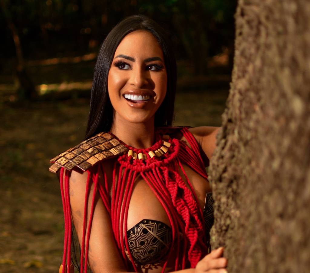 Ex-BBB Isabelle Nogueira se prepara para o Festival de Parintins