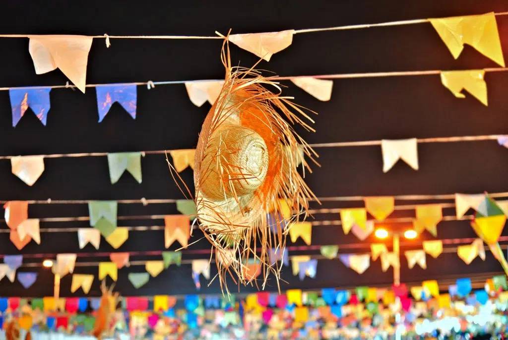 Colégio em SP transforma resíduos de figurinhas da Copa em doação durante Festa Junina