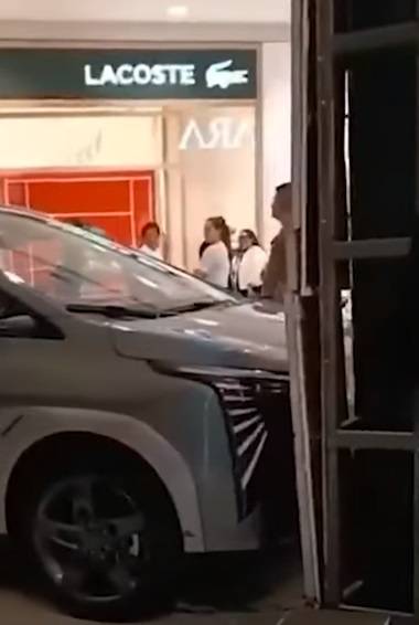 Criança bate carro que estava exposto em shopping