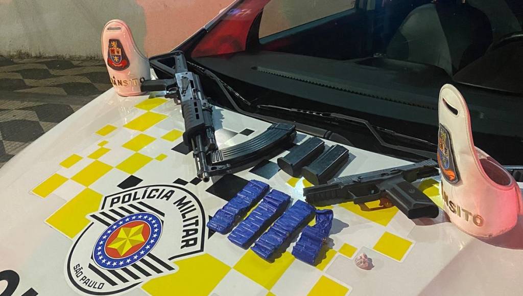 Mulher é presa em flagrante após transportar em ônibus fuzil e munições