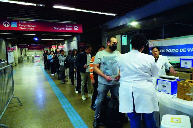 05 – Fila de Vacinação.JPG vacina-contra-gripe
