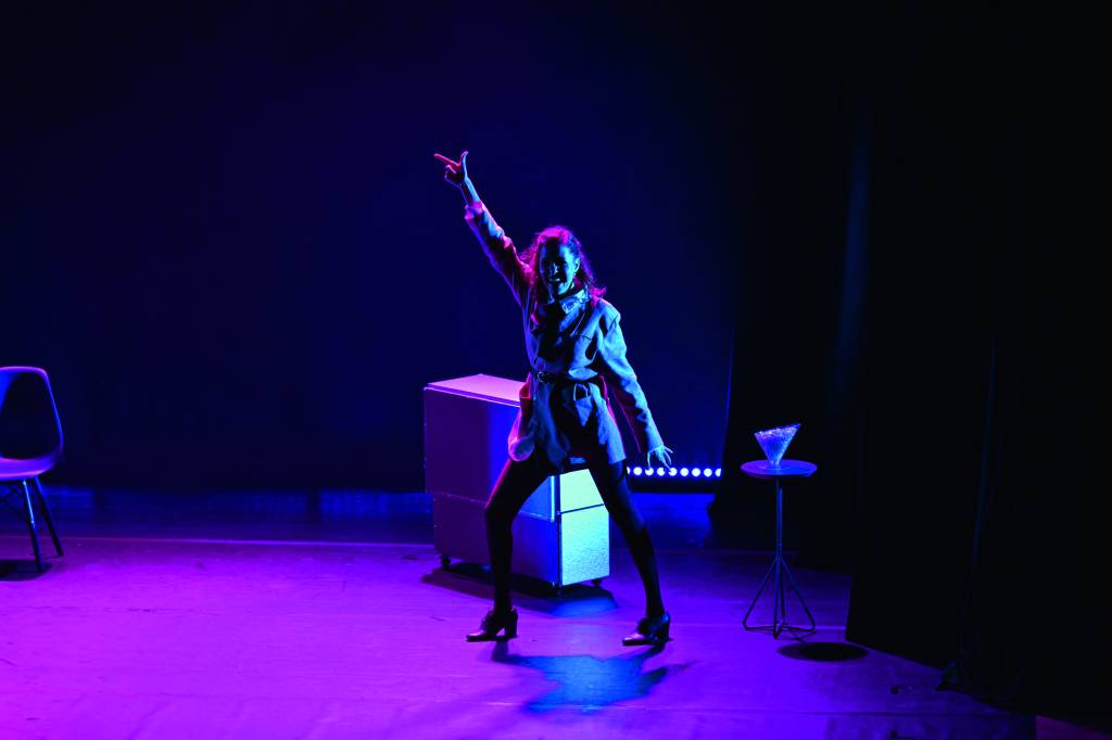 Em sátira, Amanda Mirásci encapsula autoestima dos homens héteros