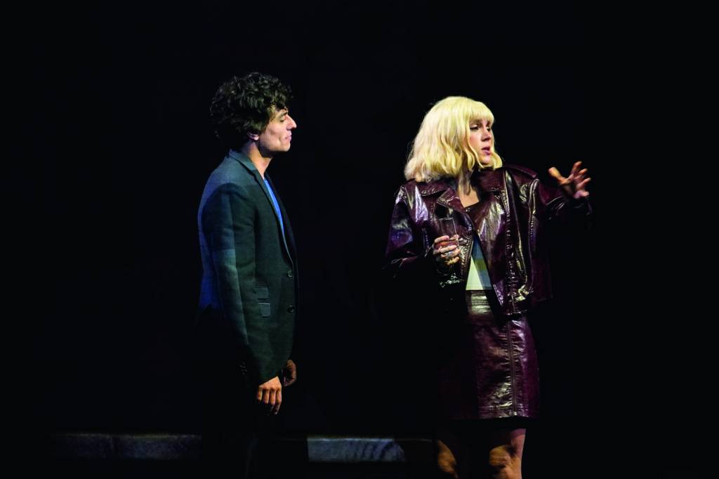 Peça ‘Closer’ aborda encontros e desencontros de dois casais