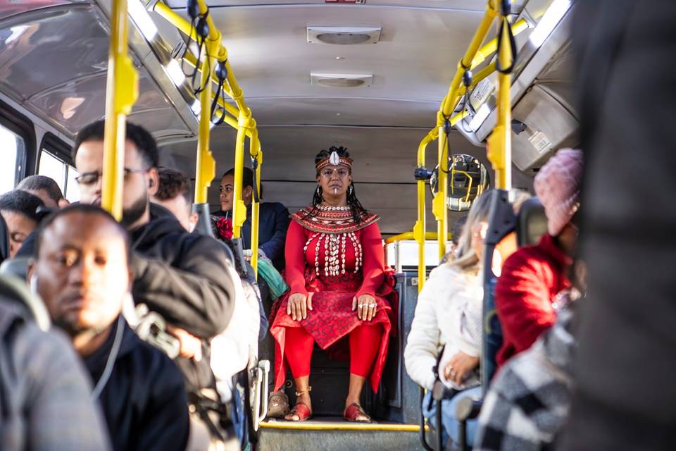 Peça encenada dentro de ônibus em SP aborda invisibilidade social