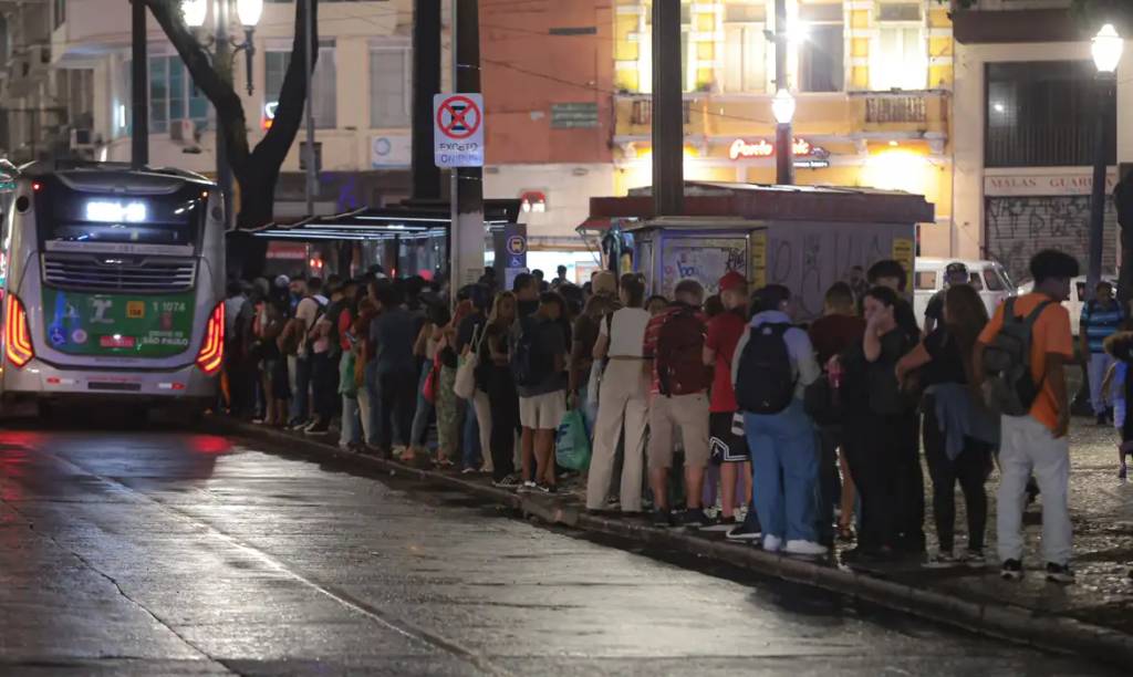 Mais 25 ônibus foram atacados na Grande São Paulo; 506 veículos já foram depredados