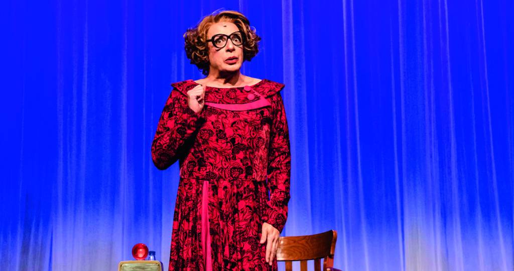 Em novo solo, Marcelo Medici vive dona de casa que viraliza na internet