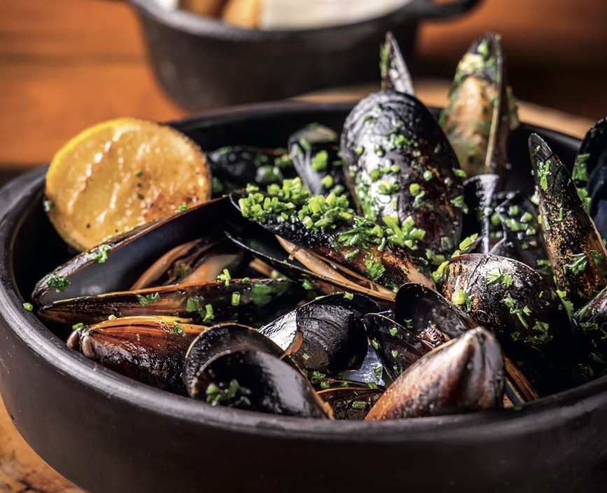 Morena Leite celebra sabores do Brasil no menu do Capim Santo