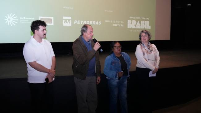 Pré-estreia da nova versão de ‘Iracema’ teve presença de diretor e atriz