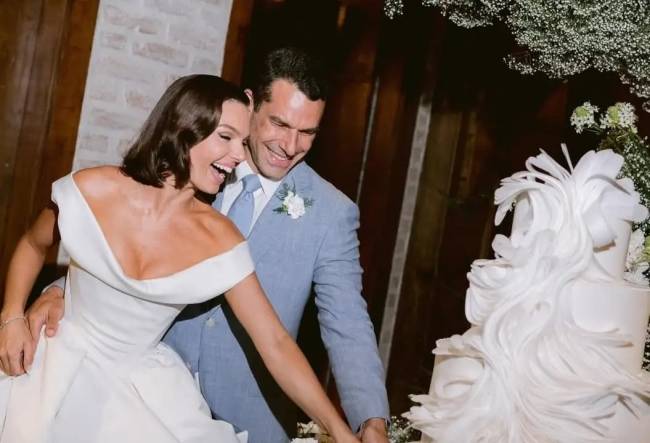 Isis e Marcus, em cerimônia de casamento