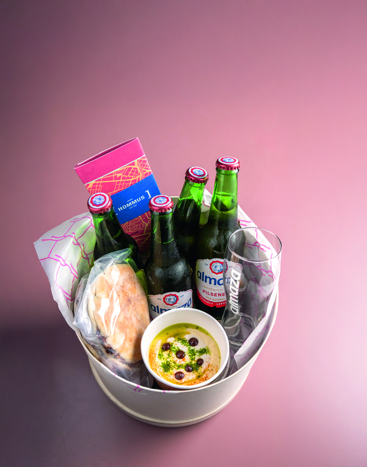 Cesta com cervejas e outros itens