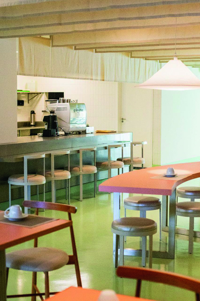 Lugar com mesinhas e bancos e ch&atilde;o verde