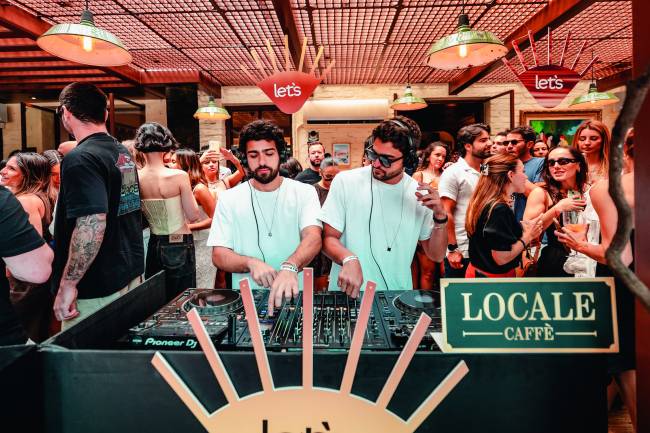DJs tocando em festa de dia com pessoas dançando