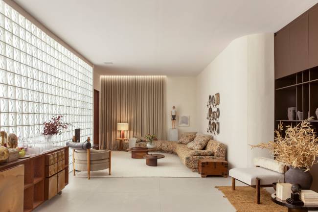 PROJETO LEO SHEHTMAN Poltrona Vivi 2 Crédito Denilson Machado MCA Design sob holofote: poltrona Vivi destacada por parede de tijolo de vidro em ambiente de Léo Shehtman