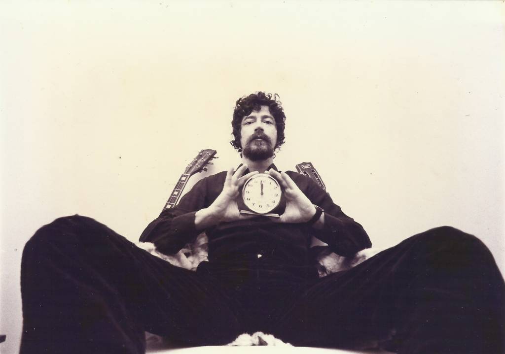 Megaexposição de Raul Seixas no MIS tem primeiro violão e manuscritos originais do cantor