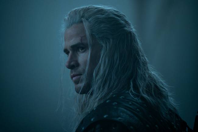 Liam Hemsworth no papel de Geralt de Rivia