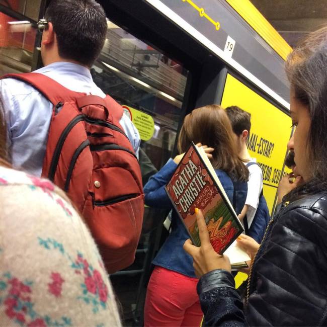 vi-voce-lendo-leitores-transporte-publico