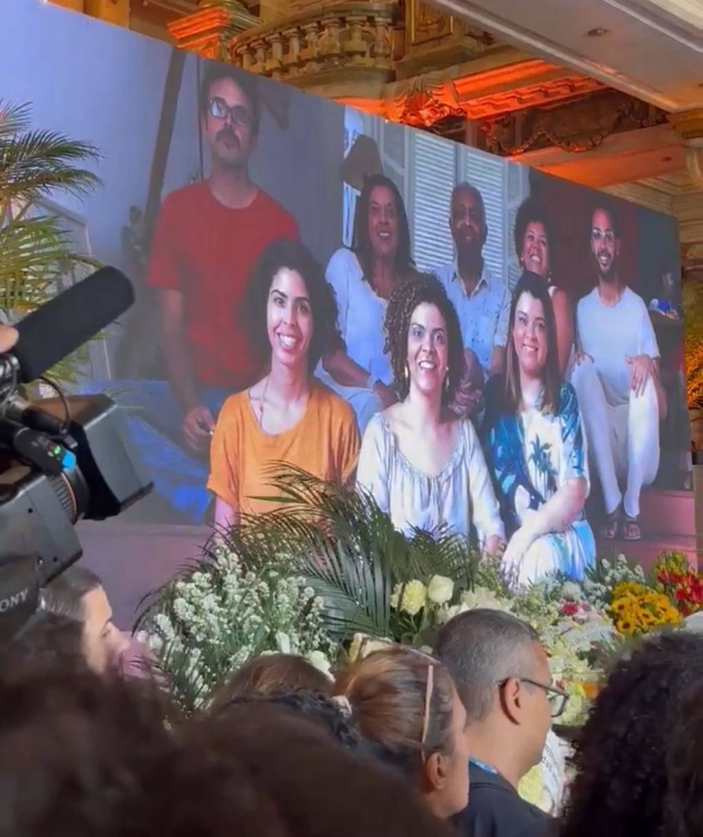Fãs formam fila para se despedir de Preta Gil no Theatro Municipal do Rio
