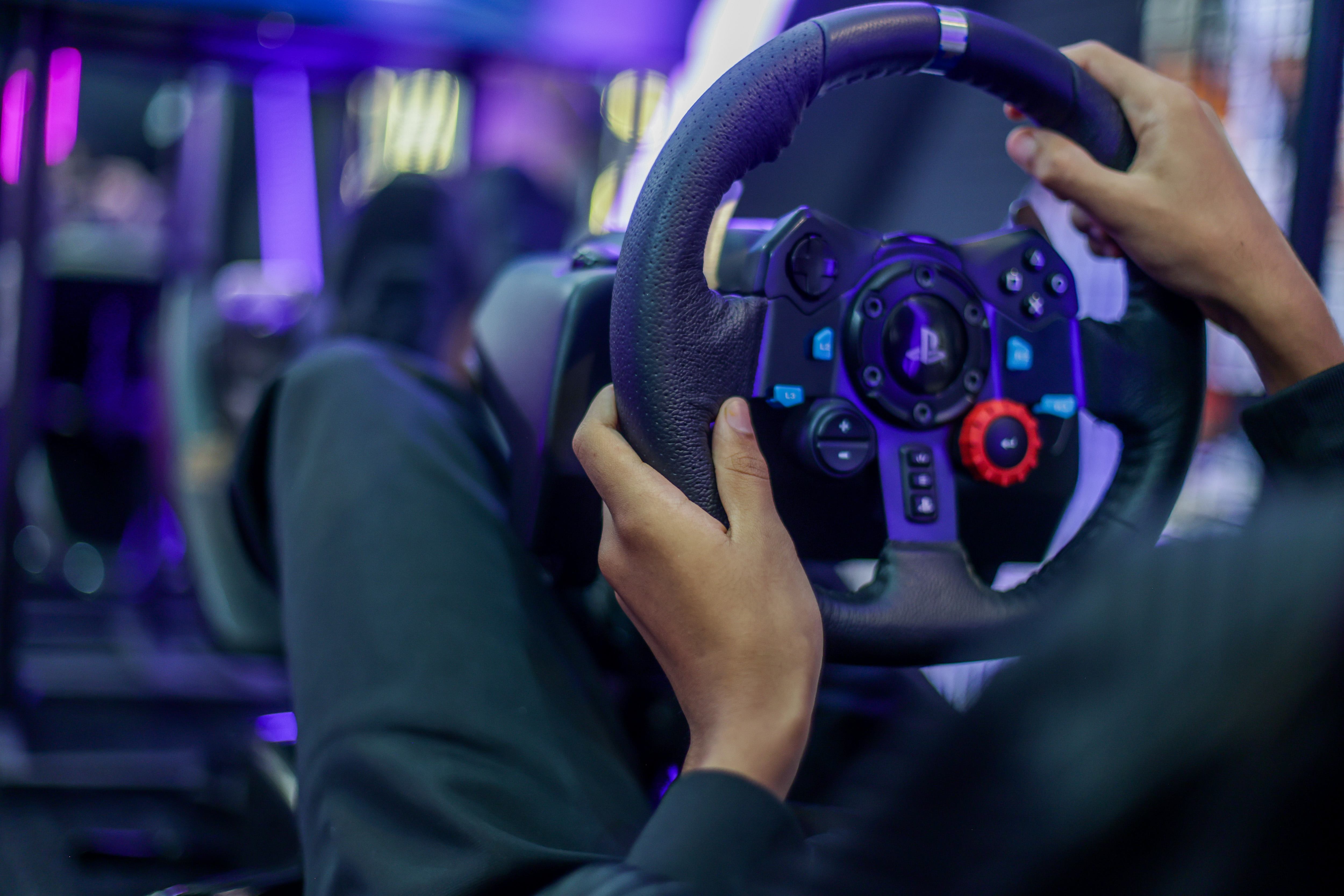 M&atilde;o dirigem num cockpit