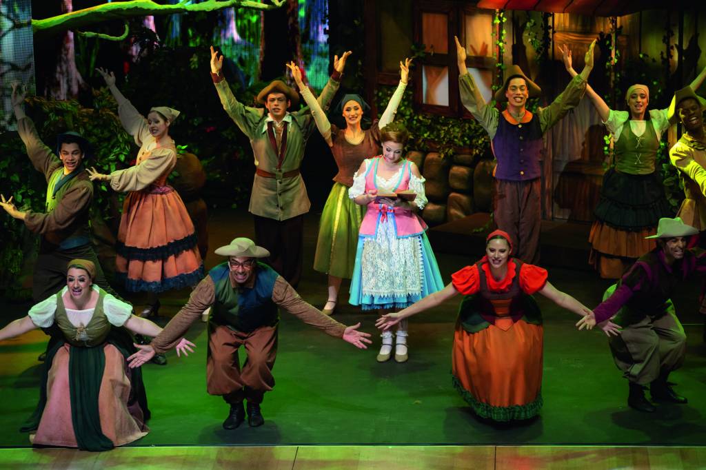 Montagem de A Bela e a Fera transforma clássico conto em musical moderno