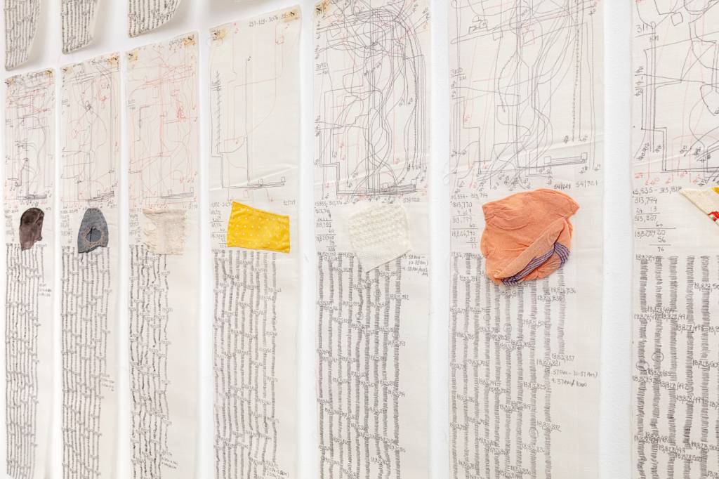 Artista que transforma os próprios diários em arte entra em cartaz no MAC