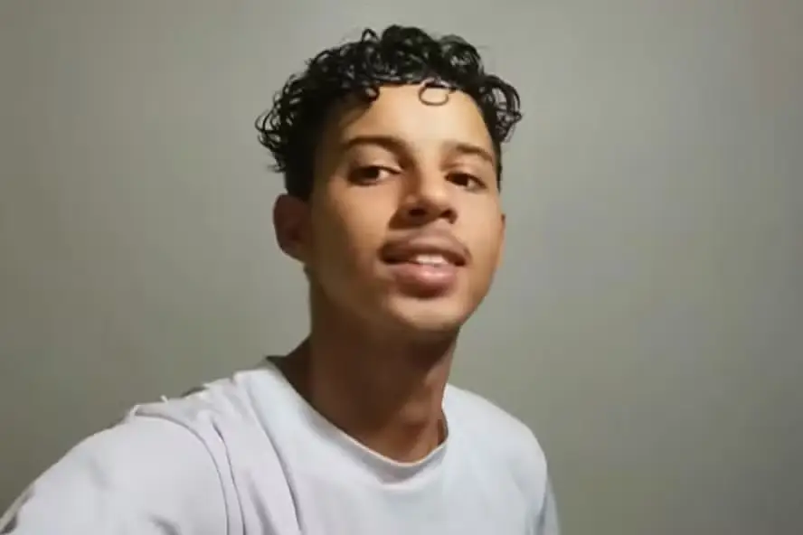 Polícia investiga mãe de jovem morto após comer bolinho envenenado