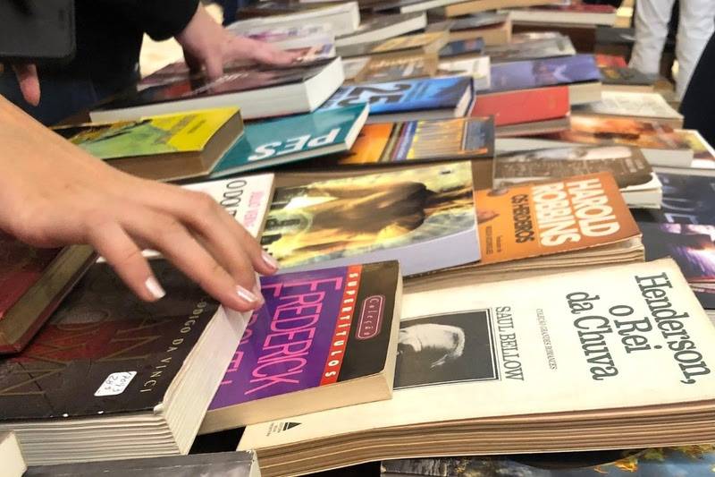 Programa ‘Pegue, Leve, Leia’ promove feira de doações e trocas de livros