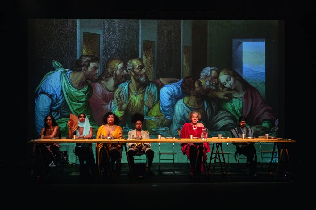 Grupo de teatro LGBTQIA+ reimagina cena retratada em “A Última Ceia”