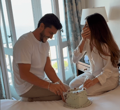 Camila Queiroz e Klebber Toledo anunciam que serão pais de uma menina