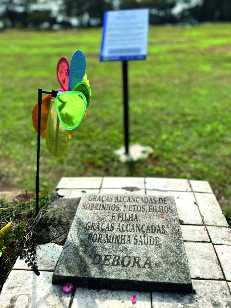 T&uacute;mulo menina D&eacute;bora