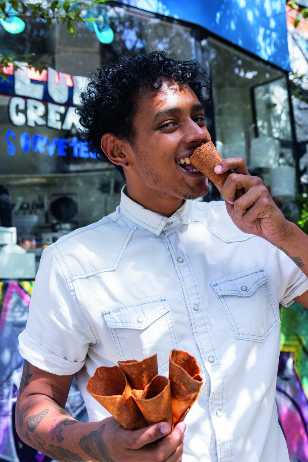 Homem mordendo a casquinha e sorrindo