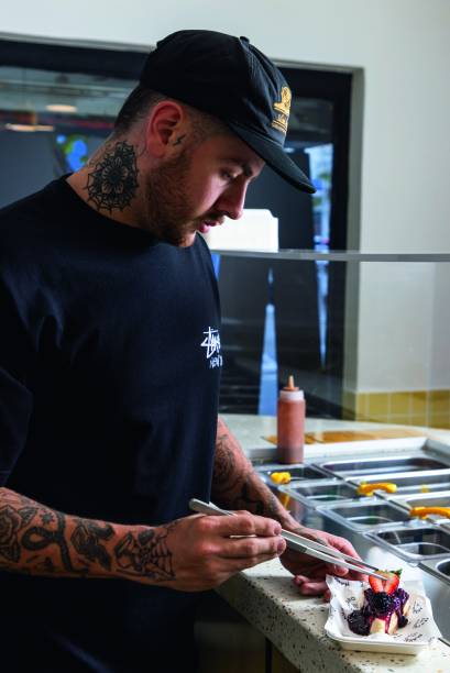 Navarro Cheesecake: Mateus Navarro montando a fatia de frutas vermelhas