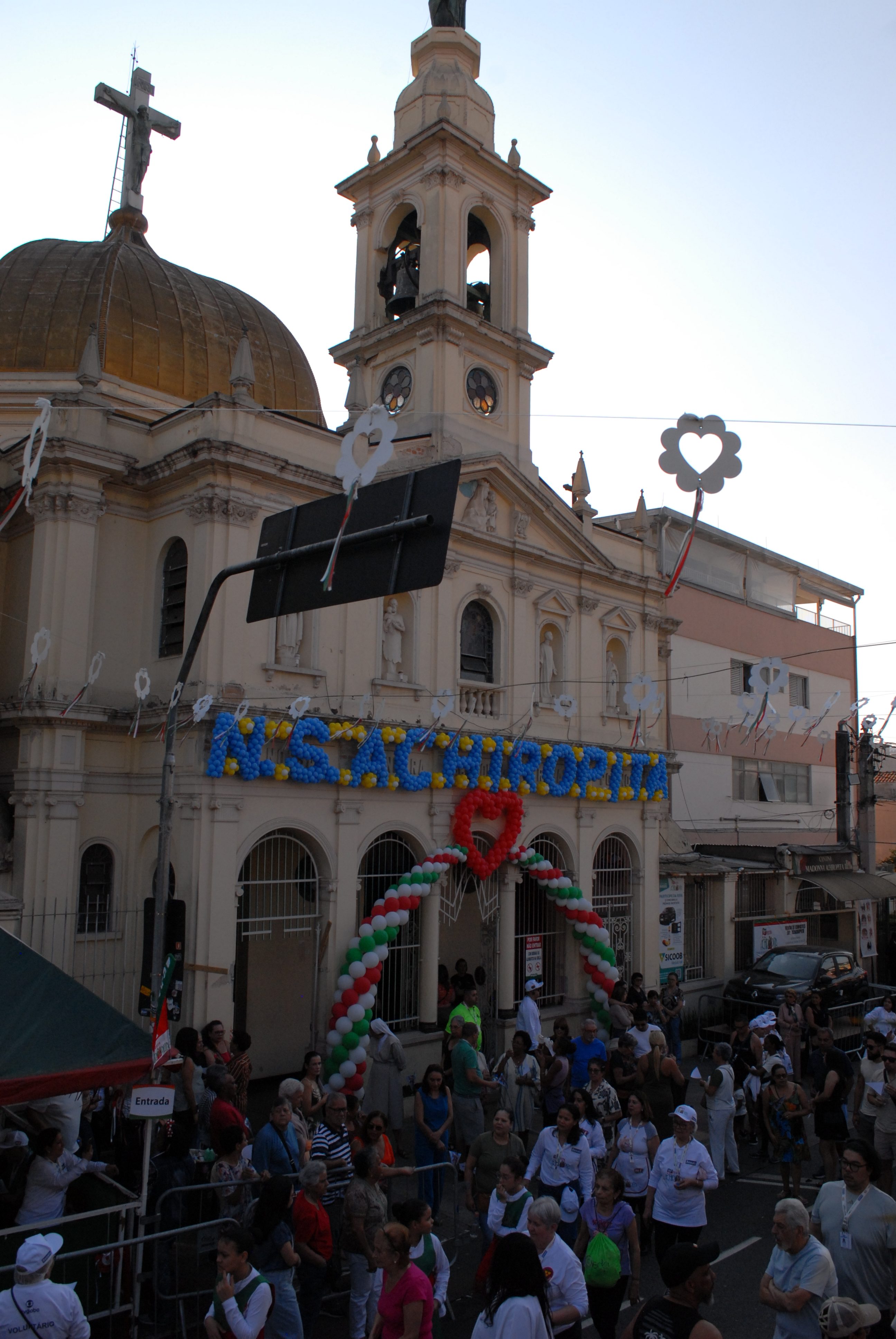 Igreja com pessoas na frente na festa