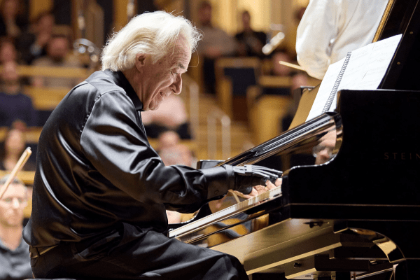 Com balé e repertório eclético, João Carlos Martins faz concerto em SP