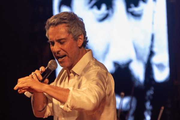 No ar em ‘Vale Tudo’, Alexandre Nero canta Gonzaguinha em São Paulo