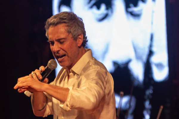 No ar em ‘Vale Tudo’, Alexandre Nero canta Gonzaguinha em São Paulo