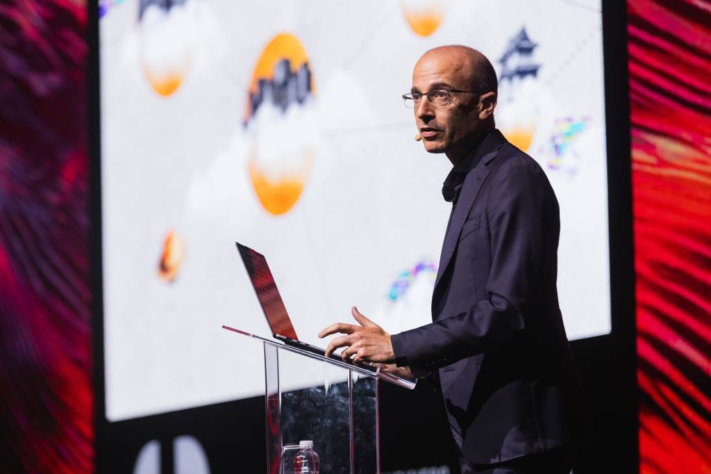 Yuval Harari fala de IA e critica Israel e Trump em evento no Ibirapuera